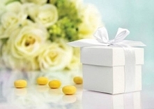 Pudełeczko na podziękowania dla gości od Partytajm w kolorze ecru wpasuje się w każdą weselną aranżację.