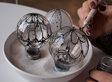 Często wyrzucamy rzeczy z których można zrobić cuda! Tak jest właśnie ze zużytymi żarówkami, które mogą posłużyć nam za piękną dekorację. Wystarczy pomalować je pisakiem bądź fa...