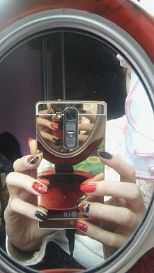 Lustrzane etui na telefon.