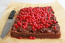 Brownie z kremem kakaowym i czerwonymi porzeczkami