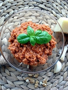 Domowe czerwone pesto z suszonych pomidorów i orzechów włoskich