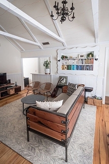 Fajowa rama lustra na ścianie? Raczej półki na książki ;)