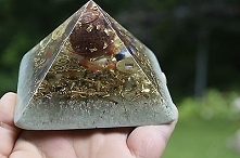 Orgonit®- Orgon Generator – Piramida –Jaspis kula - Tachyon
Kryształy: Ametyst, Lapis lazuli, Czaroit, Karneol, Kamień księżycowy, Rubin, Jaspis kula
Metale: Złoto, Mosiądz, Mie...
