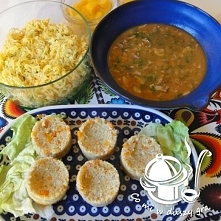 GULASZ Z ŻOŁĄDKÓW DROBIOWYCH Z KASZĄ JĘCZMIENNĄ – ZESTAW OBIADOWY