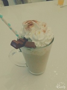 Poniedziałek rozpoczęty pyszną kawą ☕ #latte #cafe #kinder #chocolate #bitaśmietana ✌ #mniami 