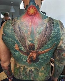 skok anioła tatuaż na plecach