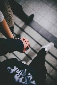 " Trzymając Cię za ręk...