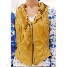 Musztardowa skórzana kamizelka z nacinanym kołnierzem. Dostępna w butiku Łatka fashion