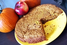 Dziś nie-fit ciasto, bo z cukrem i olejem rzepakowym, ale... mieści się w makro :D 
Miały być muffiny, ale miałam za mało foremek, wiec wyszło coś takiego. 
Dyniowo jabłkowe, z ...