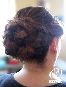 Upięcie z warkoczy.