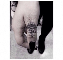 Tatuaż na dłoni. Który wzór będzie najlepszy? Wybierz!