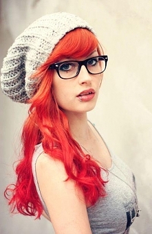 Ekstrawaganckie fryzury w kolorze czerwonym. Odważysz się?