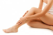 Domowy sposób na zamaskowanie widocznych naczynek na nogach