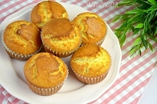 2 szklanki mąki
2 łyżeczki proszku do pieczenia
0,5 szkladnki cukru
2 łyżeczki cukru waniliowego
1 jajko
0,5 szklanki oleju
1 szklanka mleka

Suche składniki mieszamy razem w mi...