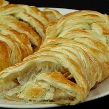 Strudel z ciasta francuskiego nadziewany jabłkami, orzechami włoskimi i cynamonem