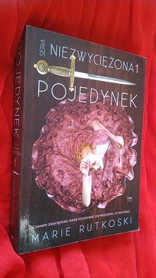 Jesienne wieczory sprzyjają czytaniu. ,,Niezwyciężona" czeka na Waszą opinię. Zapraszam na mojego bloga: Świat według Lilii (link w komentarzu).