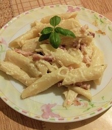 makaron z boczkiem i serem w sosie śmietanowym