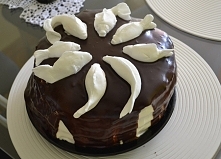 Tort urodzinowy z polewą czekoladową i rybkami z masy cukrowej :)