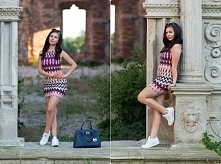 Colorfull aztec dress
More ...