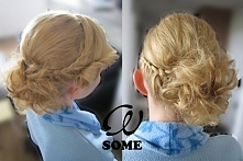 Upięcie na bok z warkoczykami.