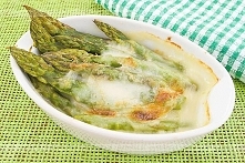 Szparagi z octem balsamicznym i parmezanem