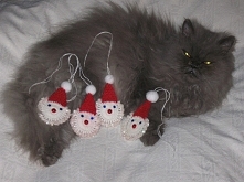 Szydełkowy mikołaj wielkości 11-12 cm usztywniony klejem , ozdobiony brokatem.