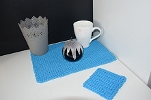 Pierwszy z dwóch turkusowych projektów. Podkładki na stół w wyrazistym kolorze wykonane na zamówienie sprężystym ściegiem na drutach.