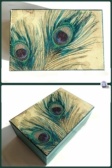 Drewniane pudełko z pawimi piórkami. Na piórka znajduje się żel dający efekt wypukłości. Boki pomalowane z zachowaniem faktury drewna.