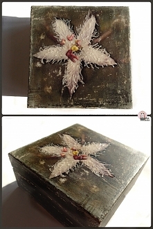 Postarzane pudełko, z transferem zdjęcia (zrobionego przezemnie). Całość pomalowana jest lakierem matowym, jedynie kwiatek ma połysk, dodatkowo pokryty jest żelem 3D.