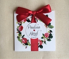 Wianek i czerwone róże, zaproszenie z czerwona tasiemką 