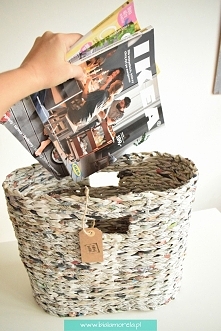 Gazetnik wykonany z papieru makulaturowego. Pokryty dwiema warstwami lakieru akrylowego.