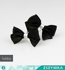 Czy ktoś wie, gdzie mogę dostać zwykłe, czarne kolczyki w kształcie kokardek? Najlepiej materiałowe, ale i inne materiały mogą być. Poszukuję ich na prezent dla minimalistycznej...