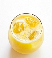 Może soczek pomarańczowy z kostkami lodu?