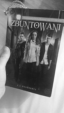 Wciągnęła mnie ta Książka xd