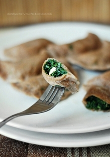 Pełnoziarniste pierogi ze szpinakiem, czosnkiem i fetą