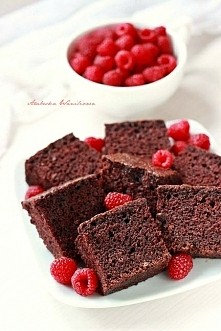 Crazy Cake - ciasto pochodzące z U.S.A. Niektórzy porównują je do amerykańskiej wersji murzynka. Pochodzi ze strony Arabeska Waniliowa.
- 3 szkl. mąki tortowej
- 2 szkl. drobneg...