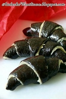 Rogaliki kokosowo-czekoladowe. Przepis pochodzi ze strony Arabeska Waniliowa. Składniki: - 250 ml mleka - 2 łyżki cukru - 7 g suszonych drożdży (instant) - 3 jajka (na połowę po...