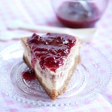 Sernik z malinowym puree