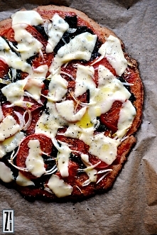 Pizza orkiszowa bez drożdży ze szpinakiem i pomidorami.