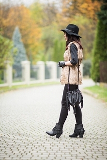 lillymarlenne.blogspot.com Elegancka stylizacja z kamizelką ze sztucznego futerka, kapeluszem i botkami z frędzlami.