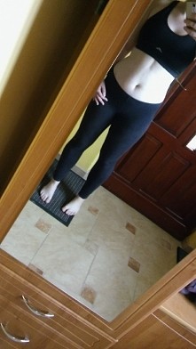 postanowilam wrzucic swoje obwcne zdjecie. dzis 4 dzien codziennych cwiczen. daje rade :) jeszcze wskocze na bieznie i sie troche spoce :D moj brzuszek bedzie plakal :D