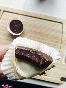 Smaczne "fit" czekoladki. Przepis ze strony Fitchanelka. Składniki: *1 czubata łyżka masła orzechowego *1 czubata łyżka oleju kokosowego *1 łyżka masła klarowanego Ghe...