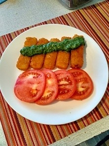 Jedzonko zniknęło na chwilę, bo długi weekend spędziłam u chłopaka więc nie musiałam gotować :D! A tutaj paluszki rybne ze szpinakiem i pomidorkami :)