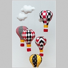 karuzela / mobil z balonami i chmurkami