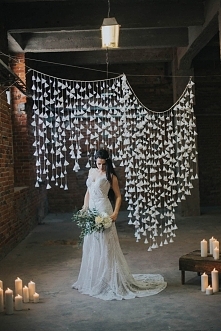 Fotografia i organizacja: Katarzyna Pyrchała | Organizacja i koordynacja: BeMyWife | Miejsce: Fabryka Porcelany | Kwiaty i dekoracje: Wietrzne Pole | Suknia Rue de Seine: Atelie...