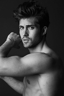 Aleksy Komorowski - może "aktorsko" nie powala, ale...nic nie szkodzi ;)