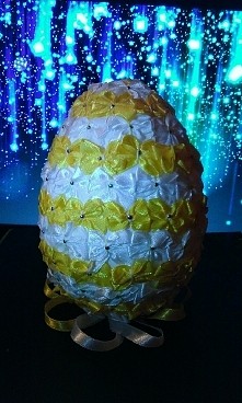 Świąteczne jajko własnoręcznie robione :) jeśli byłby ktoś zainteresowany robię również na zamówienie inne ozdoby, tj. jajka, bombki itd.