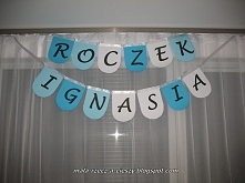 Ten oto wielki napis wykonałam z kolorowych kartek w formacie A4, na których wydrukowałam odpowiednie litery.  




Każdą kartkę przycięłam na dole po łuku (wspomagając się śred...