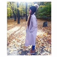 Jesienna stylówa @warszawskalala_ 
--> długi płaszcz i ażurowe sneakersy