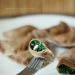 Pełnoziarniste pierogi ze szpinakiem, czosnkiem i fetą